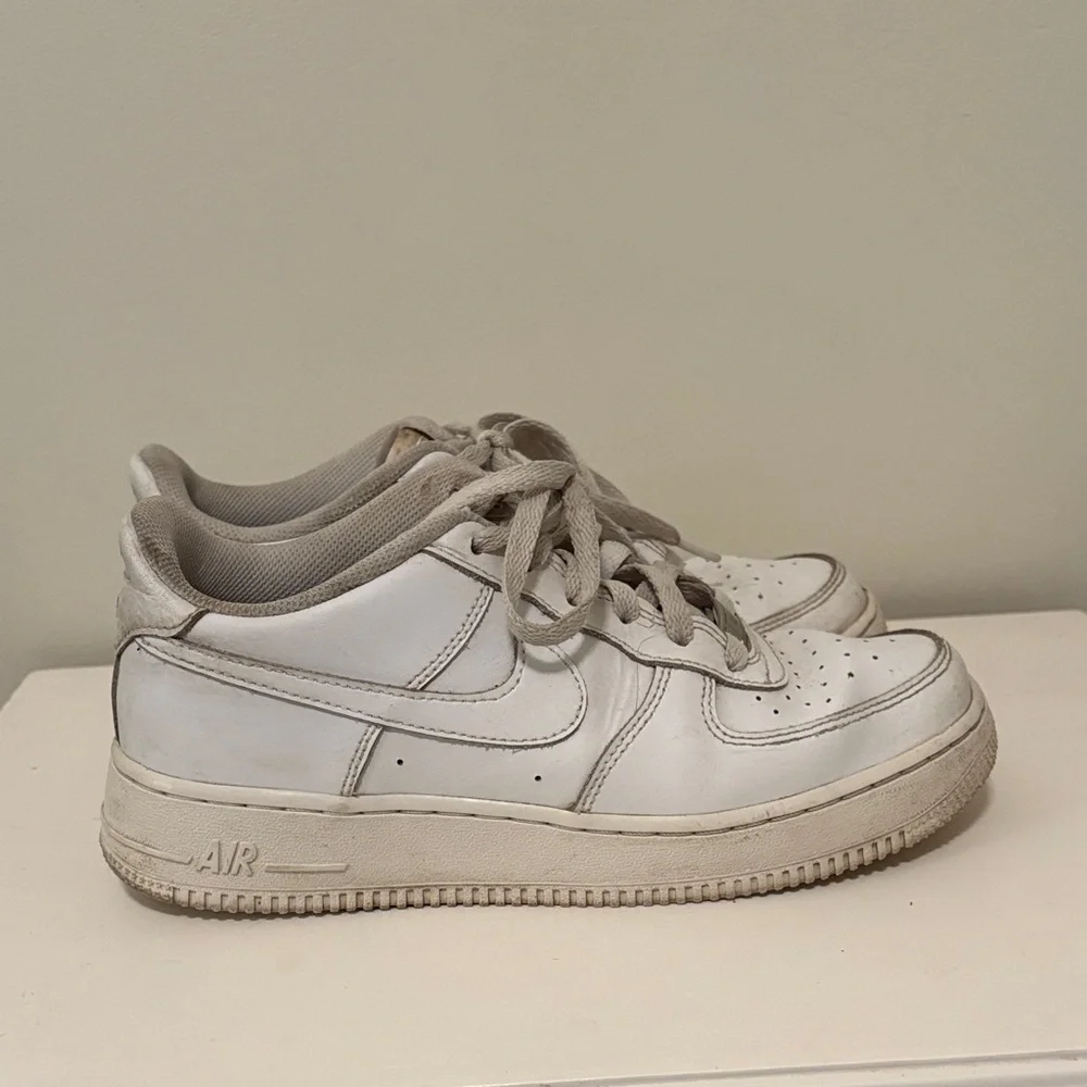 Nike Air Force 1 Low Top Sneaker White Shoes 6Y 38.5 W 7.5 - Picture 2 of 8
